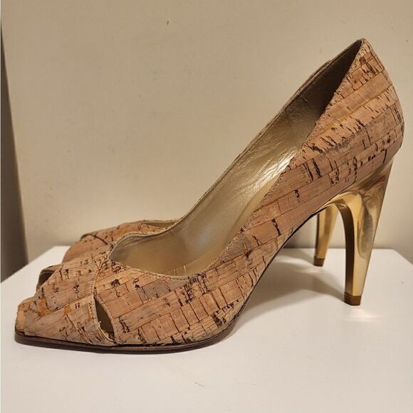 NIB Stuart Weitzman Cork Leather Peep Toe Curved Gold Heel Pumps sz.6.5 Ret $425 - Picture 7 of 14